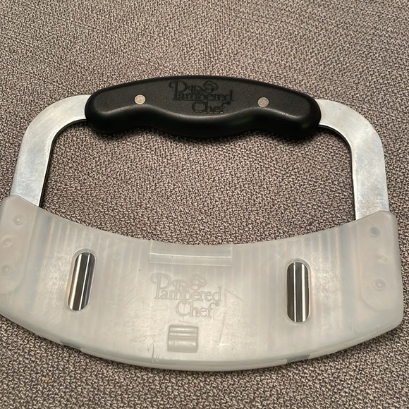 The Pampered Chef CRINKLE CUTTER with Plastic Guard & Original Product Card - Picture 2 of 9